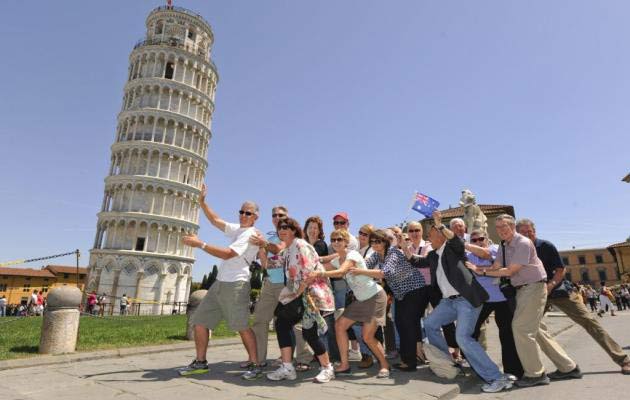 Turistas sujetando la torre de Pisa
