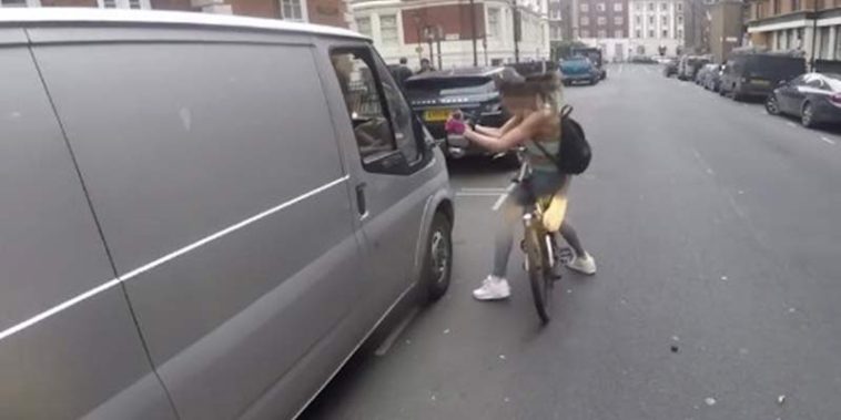 Ciclista se venga de un conductor