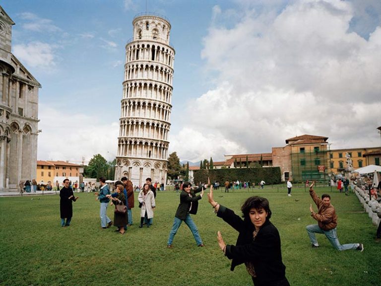 gente-sujentando-torre-pisa-768x576.jpg
